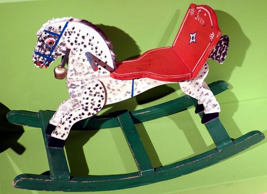 rocking horse 782304 640