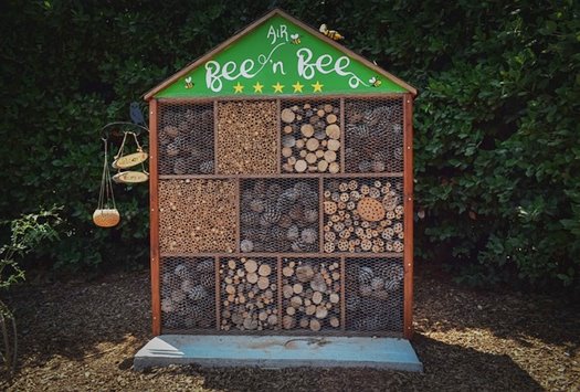 bee hotel 6543873 640