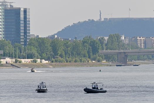 Budapest, 2024. május 19.A Dunai Vízirendészeti Rendõrkapitányság hajói a Duna XIII. kerületi szakaszán, ahol egy balesetet szenvedett motorcsónak utasai után kutatnak 2024. május 19-én. A kisgéphajó egy szállodahajóval ütközött össze a Dunán Verõce közelében május 18-án éjjel. A motorcsónakban nyolcan utaztak, egyet közülük súlyos sérülésekkel kórházba vittek, két holttestet találtak.MTI/Lakatos Péter