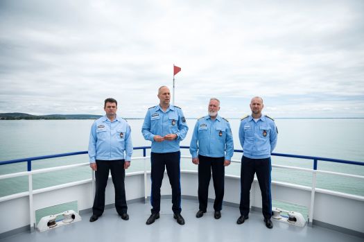 Balatonfüred, 2024. május 22.Szabó Vendel, Fejér, Dékány Balázs, Veszprém, Vereckei Csaba Iván, Zala és Molnár Gábor Somogy vármegyei rendõrfõkapitány (b-j) a Balatoni Közbiztonsági Koordinációs Bizottság ülése után tartott szezonnyitó sajtótájékoztatón Balatonfüred és Tihany között a Szent Miklós hajó fedélzetén 2024. május 22-én.MTI/Bodnár Boglárka