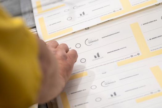Budapest, 2024. május 22.Készülnek a szavazólapok a budapesti ANY Biztonsági Nyomda Nyrt. épületében 2024. május 22-én. Nyomtatják a helyi önkormányzati képviselõk és polgármesterek, nemzetiségi önkormányzati képviselõk, valamint az európai parlamenti képviselõk június 9-ei választásának szavazólapjait a nyomdában.MTI/Balogh Zoltán