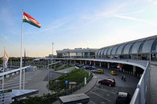 Budapest, 2024. június 6.A Budapest Liszt Ferenc Nemzetközi Repülõtér 2-es terminálja 2024. június 6-án. Ezen a napon aláírásra került a repülõteret üzemeltetõ Budapest Airport Zrt. adás-vételi szerzõdése, így közel 20 év után újra nemzeti többségi tulajdonba került a reptér. A megállapodásnak köszönhetõen a magyar állam vételár arányosan 80 százalékos tulajdonrészt szerez a Budapest Airport Zrt.-ben, a francia társbefektetõ VINCI pedig 20 százalékot.MTI/Koszticsák Szilárd