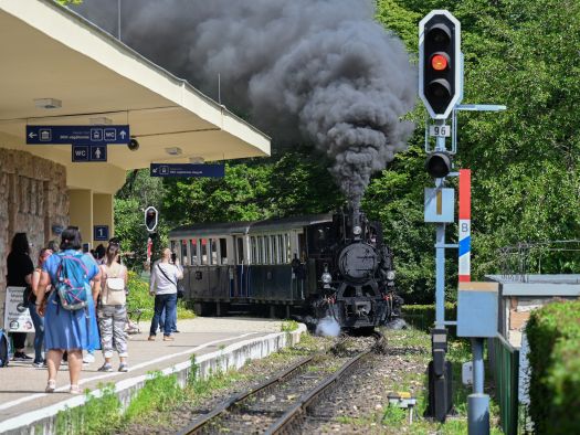 Budapest, 2024. június 8.Nosztalgiavonat indul a 2023/2024. tanévben tanfolyamot elvégzõ gyermekvasutasok avatási ünnepségén a budapesti Gyermekvasút hûvösvölgyi végállomásán 2024. június 8-án.MTI/Máthé Zoltán