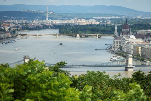 Budapest, 2024. június 8.Az áradó Duna Budapesten az árhullám tetõzésekor 2024. június 8-án. Az elõtérben a Lánchíd, jobbról az Országház, a háttérben a Margit híd és a Margit-sziget látható.MTI/Hegedüs Róbert