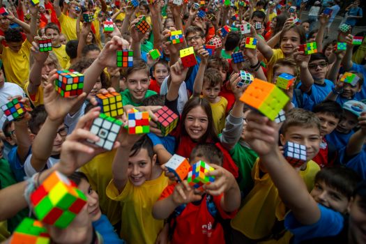 Budapest, 2024. június 12.Diákok a Rubik-kocka feltalálásának 50. évfordulója alkalmából, a Kulturális és Innovációs Minisztérium megbízásából, a Nemzeti Innovációs Ügynökség által rendezett flashmobon Budapesten, a Szent István téren 2024. június 12-én. Rubik Ernõ 50 évvel ezelõtt, 1974 tavaszán találta fel Bûvös kockát, amely eredetileg oktatási célokat szolgált. A játék késõbb Rubik-kockaként vált népszerûvé.MTI/Balogh Zoltán