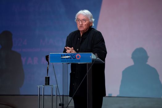 Veszprém, 2024. június 16.Koltai Lajos, miután átvette a legjobb rendezõnek járó díjat a Semmelweis címû filmért a Magyar Mozgókép Fesztivál díjátadó gáláján a Veszprémi Petõfi Színházban 2024. június 15-énMTI/Bodnár Boglárka