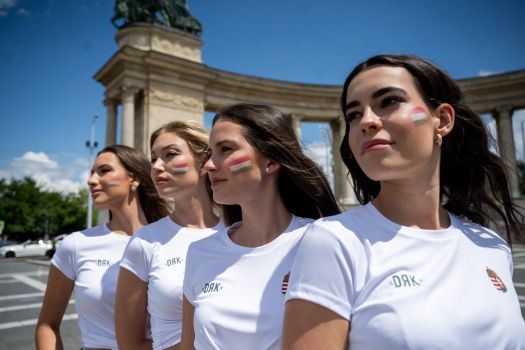Budapest, 2024. június 16.A versenyzõk bemutatója a 2024. évi Magyarország Szépe  Miss World Hungary szépségverseny közönségtalálkozóján a Hõsök terén 2024. június 16-án. A 16 versenyzõ a labdarúgó-Eb-hez kapcsolódva tartott bemutatót.MTI/Balogh Zoltán