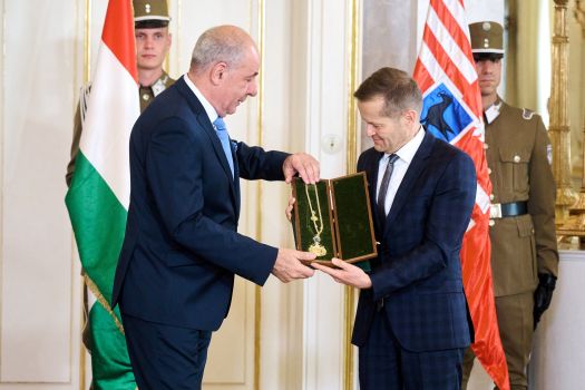Budapest, 2024. június 18.A Sándor-palota által közreadott képen Sulyok Tamás köztársasági elnök (b) átadja a Magyar Corvin-lánc kitüntetést Krausz Ferenc Nobel-díjas fizikusnak, a CMF ügyvezetõ igazgatójának (j) a Sándor-palotában 2024. június 18-án. Az eseményen Karikó Katalin Nobel-díjas kutatóbiológus, biokémikus is megkapta a Magyar Corvin-lánc kitüntetést.MTI/Sándor-palota/Bartos Gyula