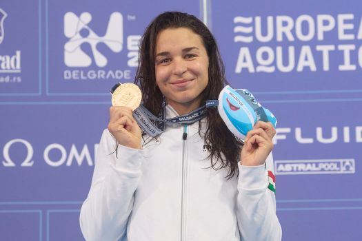 Belgrád, 2024. június 18.Az aranyérmes Késely Ajna a nõi 800 méteres gyorsúszás eredményhirdetésén a belgrádi vizes Európa-bajnokságon 2024. június 18-án.MTI/Derencsényi István