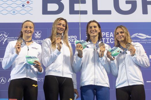 Belgrád, 2024. június 19.Ugrai Panna, Senánszky Petra, Ábrahám Lilla Minna és Pádár Nikolett (b-j),  az aranyérmes nõi 4x100 méteres gyorsváltó tagjai a nõi 4x100 méteres gyorsúszás versenyszámának eredményhírdetésén a belgrádi vizes Európa-bajnokságon 2024. június 19-én.MTI/Derencsényi István
