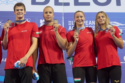 Belgrád, 2024. június 21.Kós Hubert, Szabó Szebasztián, Ugrai Panna és Pádár Nikolett (b-j), az aranyérmes magyar vegyesváltó tagjai a 4x100 méteres gyorsúszás eredményhirdetésén a belgrádi vizes Európa-bajnokságon 2024. június 21-én.MTI/Derencsényi István