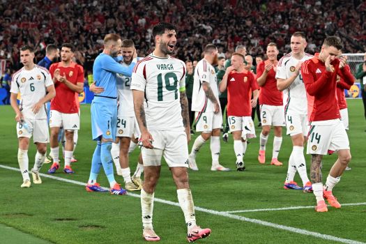 Stuttgart, 2024. június 24.Szoboszlai Dominik a mérkõzésen megsérült Varga Barnabás mezében ünnepli a csapat gyõzelmét a labdarúgó Európa-bajnokság A csoportjának harmadik, utolsó fordulójában játszott Skócia - Magyarország mérkõzés végén a stuttgarti MHP Arénában 2024. június 23-án. A magyar válogatott a 101. percben szerzett góllal 1-0-ra legyõzte Skóciát, ezzel megõrizte esélyét a nyolcaddöntõbe jutásra.MTI/Illyés Tibor