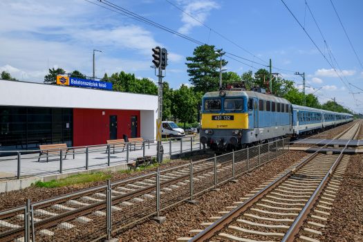 Siófok, 2024. július 3.Szerelvény érkezik a megújult Balatonszéplak felsõ vasúti megállóhelyre az átadás napján, 2024. július 3-án.MTI/Vasvári Tamás