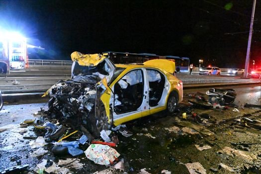 Budapest, 2024. július 4.Sérült taxi az Árpád hídon, ahol összeütközött három autó 2024. július 3-án. A balesetben hárman életüket vesztették.MTI/Mihádák Zoltán
