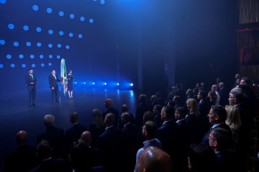 Budapest, 2024. július 8.A párizsi ötkarikás játékokon szereplõ magyar csapat eskütétele a Mûvészetek Palotájában 2024. július 8-án. A színpadon Lõrincz Tamás birkózó a csapatzászlóval, mellette az eskü szövegét elõmondó Szilágyi Áron vívó és Kapás Boglárka úszó.MTI/Kovács Tamás