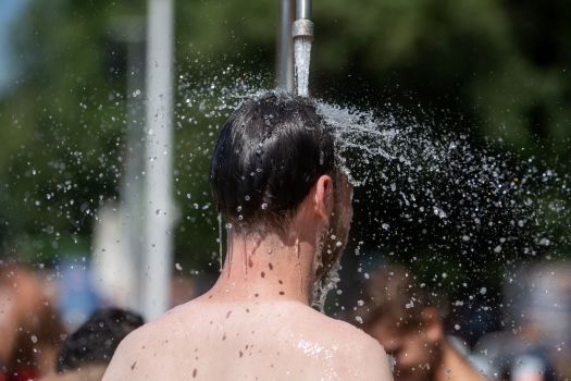 Budapest, 2024. július 13.Fürdõzõ a hõségben a margitszigeti Palatinus strandon 2024. július 13-án.MTI/Balogh Zoltán