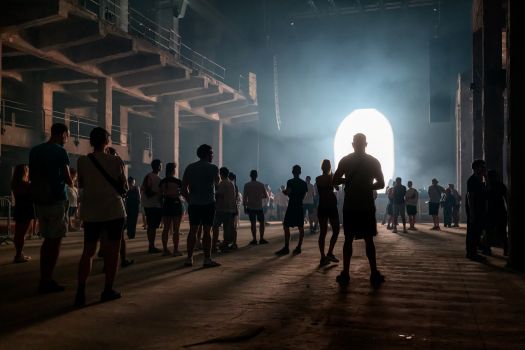 Várpalota, 2024. július 13.Résztvevõk az Inota Focus fesztiválon az egykori inotai hõerõmû turbinacsarnokában 2024. július 12-én.MTI/Vasvári Tamás