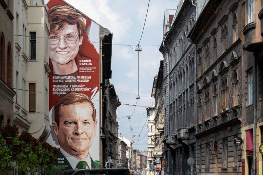 Budapest, 2024. július 17.Karikó Katalin és Krausz Ferenc magyar Nobel-díjasok portréjával díszített fal az ünnepélyes átadás napján a budapesti Wesselényi utcában 2024. július 17-én. Karikó Katalin Nobel-díjas kutatóbiológus, biokémikus és Krausz Ferenc Nobel-díjas fizikus, a CMF ügyvezetõ igazgatója 2023 decemberében kapta meg az elismerést.MTI/Szigetváry Zsolt
