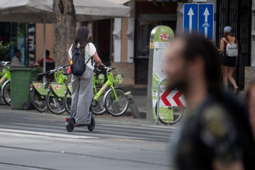 Budapest, 2024. július 17.Elektromos rollerrel közlekedik egy nõ Budapesten, az Erzsébet körúton 2024. július 17-én. Július 16-tól számos mikromobilitási jármûre, így az elektromos rollerekre is kell kötelezõ gépjármû-felelõsségbiztosítást (kgfb) kötni.MTI/Balogh Zoltán