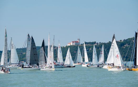 Balatonfüred, 2024. július 18.Az 56. Kékszalag Raiffeisen Nagydíj tókerülõ vitorlásverseny mezõnye a rajt elõtt Balatonfüred közelében 2024. július 18-án. A Kékszalagra, Európa leghosszabb tókerülõ vitorlásversenyére, idén 510 hajó - köztük 8 külföldi - adta le nevezését 38 hajóosztályban és értékelési csoportban.MTI/Krizsán Csaba