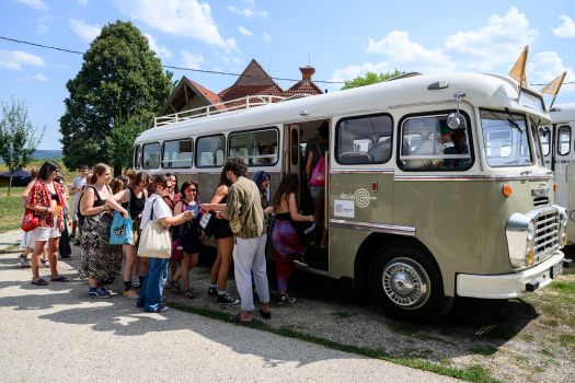 Taliándörögd, 2024. július 19.Fesztiválozók felszállnak egy veterán Ikarus 311-esre, a Mûvészetek Völgye zenélõ buszára Taliándörögdön a fesztivál megnyitójának napján, 2024. július 19-én.MTI/Vasvári Tamás