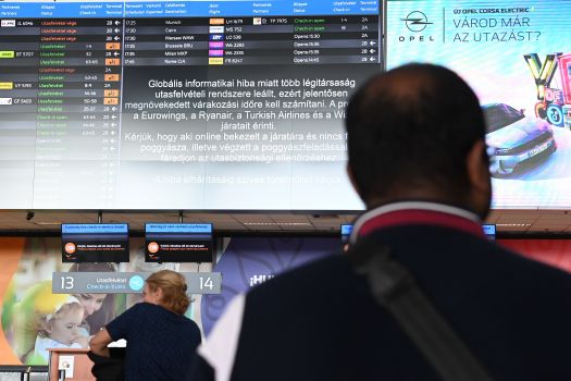 Budapest, 2024. július 19.A globális informatikai hibára figyelmeztetõ fellirat a Budapest Liszt Ferenc Nemzetközi Repülõtéren 2024. július 19-én. Világszerte informatikai hiba akadályozza a repülõterek, a légitársaságok, a vasutak, a bankok és más nagy számítástechnikai rendszerek mûködését. Több légitársaság utasfelvételre használt rendszere leállt.MTI/Máthé Zoltán