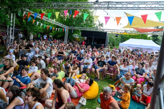 Kapolcs, 2024. július 19.Fesztiválozók a Momentán társulat RögvEst címû mûsorán a 33. Mûvészetek Völgye összmûvészeti fesztiválon Kapolcson a megnyitó napján, 2024. július 19-én.MTI/Vasvári Tamás