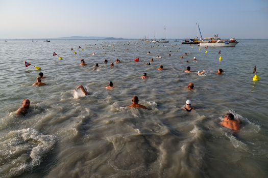 Révfülöp, 2024. július 21.A 42. Lidl Balaton-átúszás résztvevõi megkezdik az 5,2 kilométeres táv teljesítését Révfülöpnél 2024. július 21-én.MTI/Vasvári Tamás