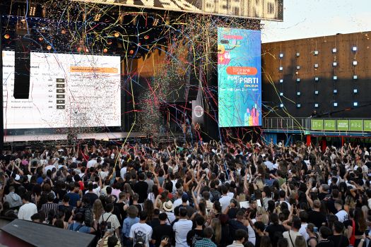 Budapest, 2024. július 24.A felvételi ponthatárokat teszik közze a Kulturális és Innovációs Minisztérium, az Oktatási Hivatal és a HÖOK Közhasznú Nonprofit Kft. közös szervezésében megrendezett Pont Ott Parti felvételi eredményváró rendezvény résztvevõi a Budapest Parkban 2024. július 24-én. Immár második éve több mint 90 ezren jutottak be a megújult, versenyképes magyar felsõoktatásba!  közölte a Kulturális és Innovációs Minisztérium a felsõoktatási ponthatárok esti kihirdetése után.MTI/Lakatos Péter