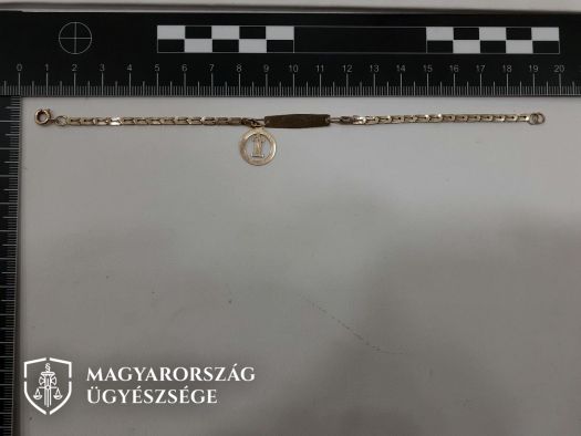 kep 1. a nyomozok altal fellelt ekszerek egyike