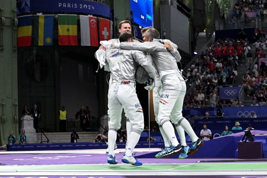Párizs, 2024. július 31.A magyar kardcsapat örül a 2024-es párizsi nyári olimpia férfi kard csapatversenyének elõdöntõje végén a Grand Palais kiállítócsarnokban 2024. július 31-én. Nyert a magyar férfi kardválogatott, ezzel bejutott a döntõbe.MTI/Illyés Tibor