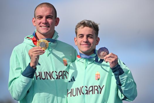 Párizs, 2024. augusztus 9.Az aranyérmes Rasovszky Kristóf (b) és a bronzérmes Betlehem Dávid a férfi 10 kilométeres nyíltvízi úszás eredményhirdetésén a 2024-es párizsi nyári olimpián a Szajna III. Sándor hídjánál 2024. augusztus 9-én.MTI/Czeglédi Zsolt