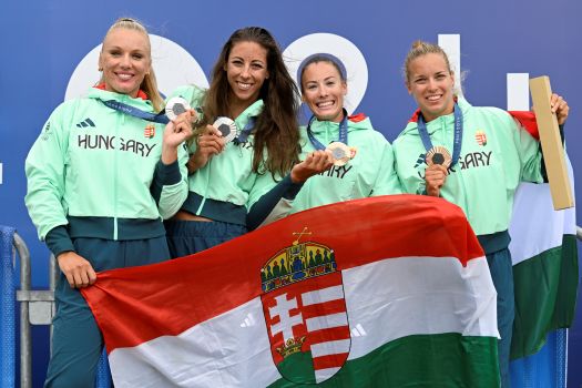 Vaires-sur-Marne, 2024. augusztus 9.Az ezüstérmes Gazsó Alida Dóra és Csipes Tamara, valamint a megosztott harmadik helyezett Fojt Sára és Pupp Noémi (b-j) a nõi kajak párosok 500 méteres versenyének eredményhirdetésén a 2024-es párizsi nyári olimpián a vaires-sur-marne-i evezõs és kajak-kenu pályán 2024. augusztus 9-én.MTI/Kovács Tamás