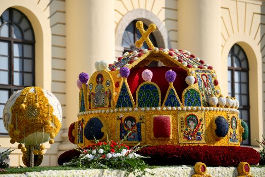 Debrecen, 2024. augusztus 20.A Szent Korona nevû virágkocsi a debreceni virágkarneválon az államalapítás és államalapító Szent István király ünnepén, 2024. augusztus 20-án.MTI/Czeglédi Zsolt