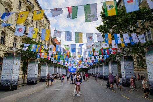 Budapest, 2024. augusztus 20.A Városok sétánya az államalapítás és államalapító Szent István király ünnepén az Alkotmány utcában 2024. augusztus 20-án. Augusztus 18-20. között Magyarország összes városának 348 zászlaja tiszteleg az államalapítás ünnepe elõtt.MTI/Vasvári Tamás