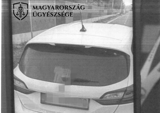 a vadlott autoja a busz elott 724x1024