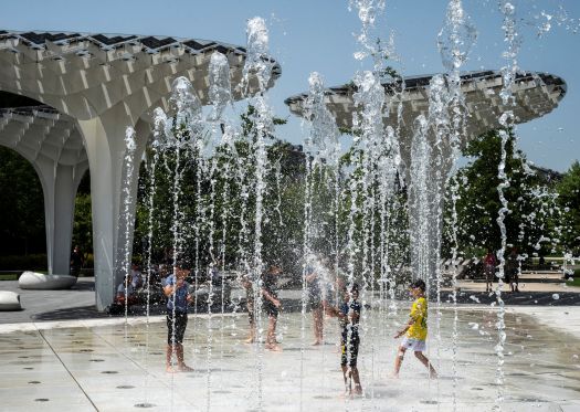 Budapest, 2024. június 21.Gyerekek hûsítik magukat a hõségben egy szökõkútnál a budapesti Széllkapu parkban 2024. június 21-én.MTI/Szigetváry Zsolt