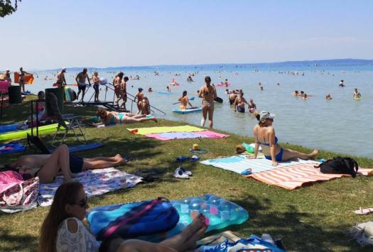 0877251KorkepSiofokAranypartszabadstrandfurdesvizbenvitorlasokBalatonFotoKrauszAndrea scaled