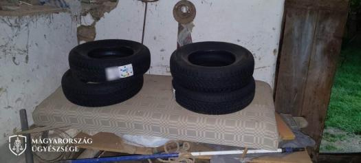 kep 1. az egyik kutatas alkalmaval lefoglalt gumiabroncsok 980x442