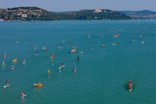 Zamárdi, 2024. július 27.A drónnal készült felvételen résztvevõk a Hervis Balaton-átevezés 8 kilométeres távján Zamárdi közelében 2024. július 27-én.MTI/Vasvári Tamás