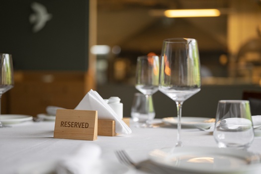 table arrangement luxury restaurant