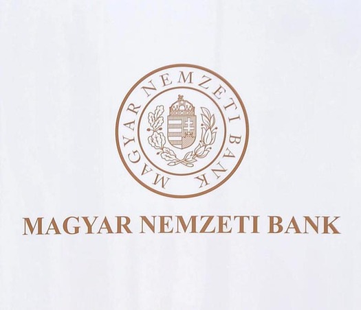Budapest, 2013. augusztus 21.A Magyar Nemzeti Bank (MNB) új logója a Magyar Pénzverő Zrt. soroksári épülete előtt 2013. augusztus 21-én. Az új arculat szerint a jegybankot az 1924-es megalakulásakor használt, tölgyfa és olajfa ággal keretezett magyar címer megújított változata jelképezi a jövőben.MTI Fotó: Bruzák Noémi