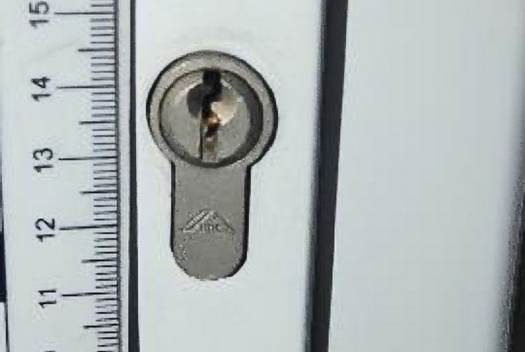 a lopott kulccsal kinyitott