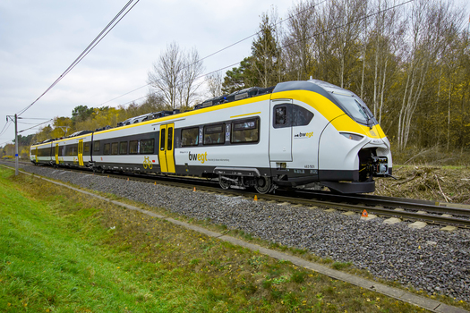 Der Mireo soll ab Juni 2020 den Betrieb im Rheintal-Netz im Südwesten Deutschlands aufnehmen, das von der Nahverkehrssparte der Deutschen Bahn betrieben wird. Insgesamt hat die DB Regio AG 24 Mireo-Züge bestellt. Für Siemens Mobility ist dies der erste Auftrag für die neuentwickelte Zugplattform. In June 2020, the Mireo is scheduled to begin service in the Rhine Valley network in Southwest Germany that is operated by the DB Regio Regional Business Unit of Deutsche Bahn. DB Regio AG has ordered a total of 24 Mireo trains, the first order Siemens Mobility received for the newly developed platform.