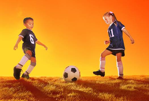 KID-COUPLE-FOOTBALL-900x608